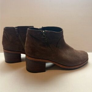 Clarks Women's 8 1/2 Brown Suede Ankle Boots